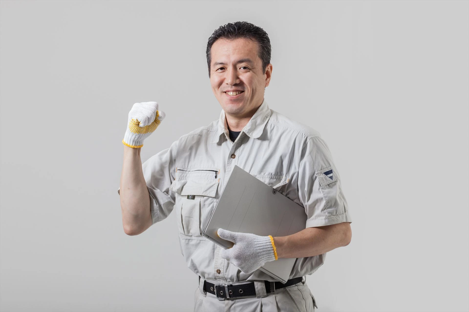 ポーズを決める作業服の男性 (1)