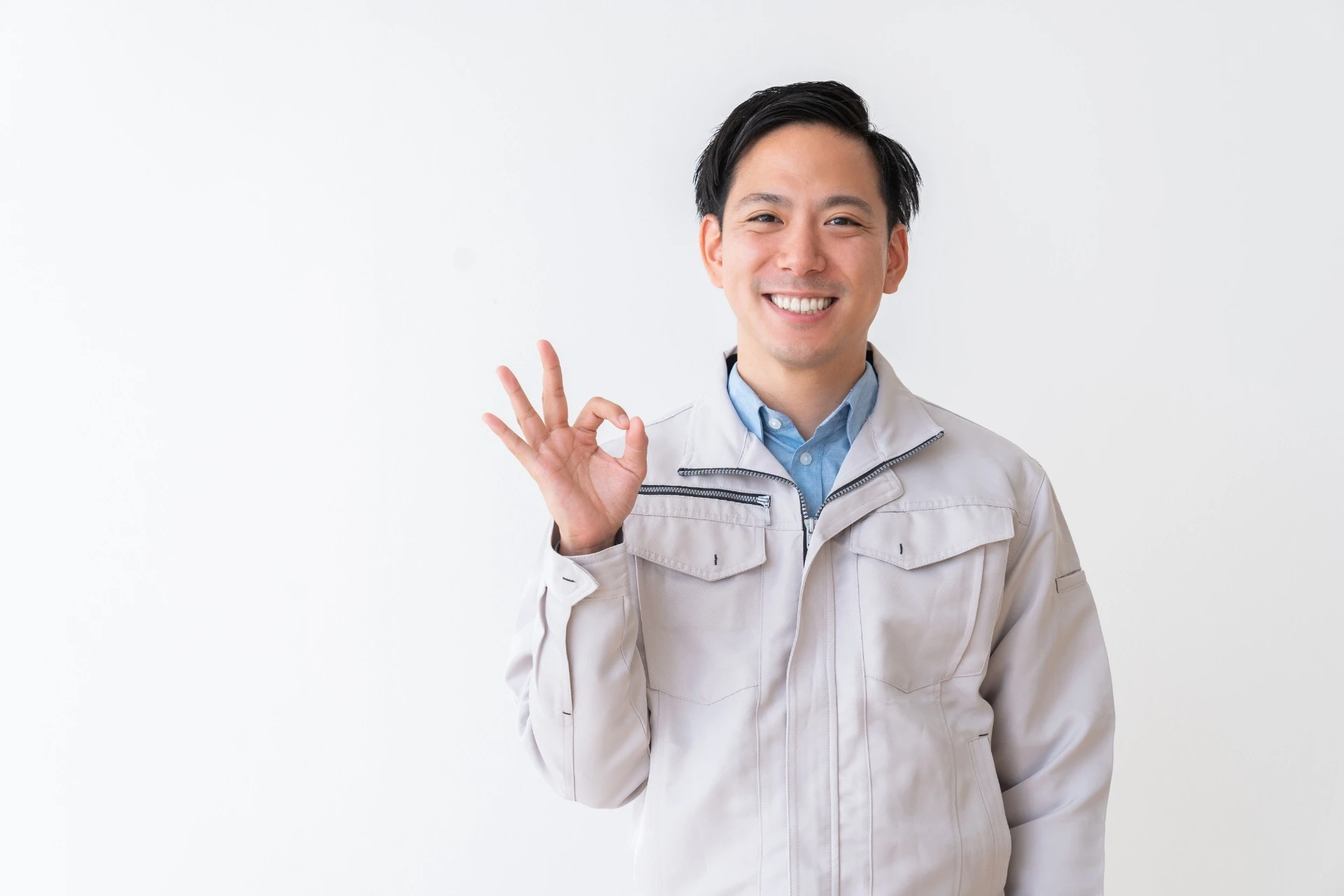 ポーズを決める作業服の男性 (1)